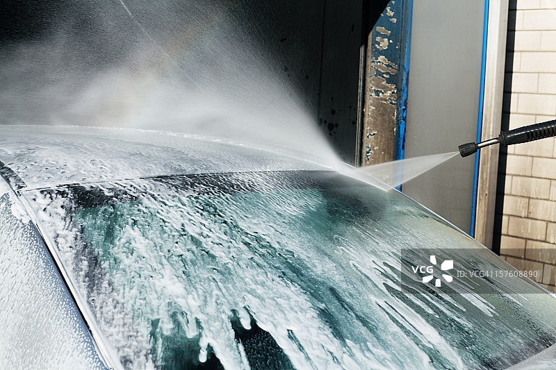 使用高压清洗机洗车图片素材