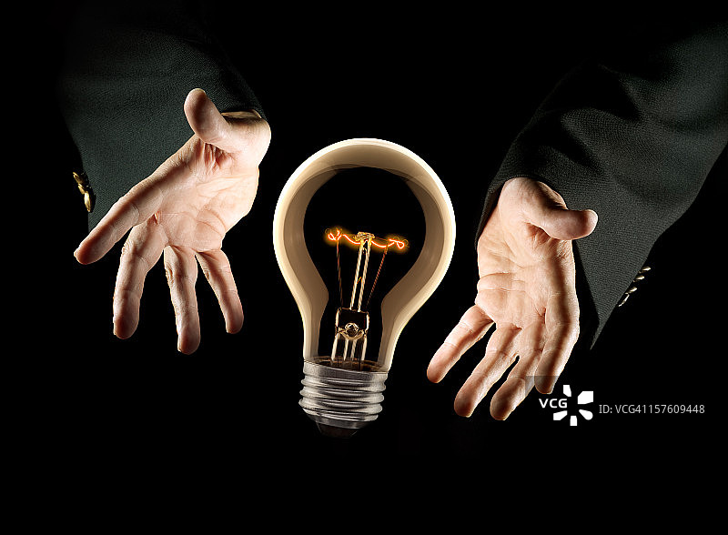 演示者手持灯泡示意新想法图片素材