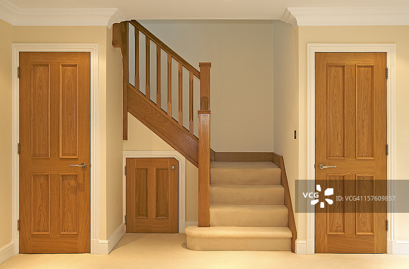 橡木楼梯和门图片素材