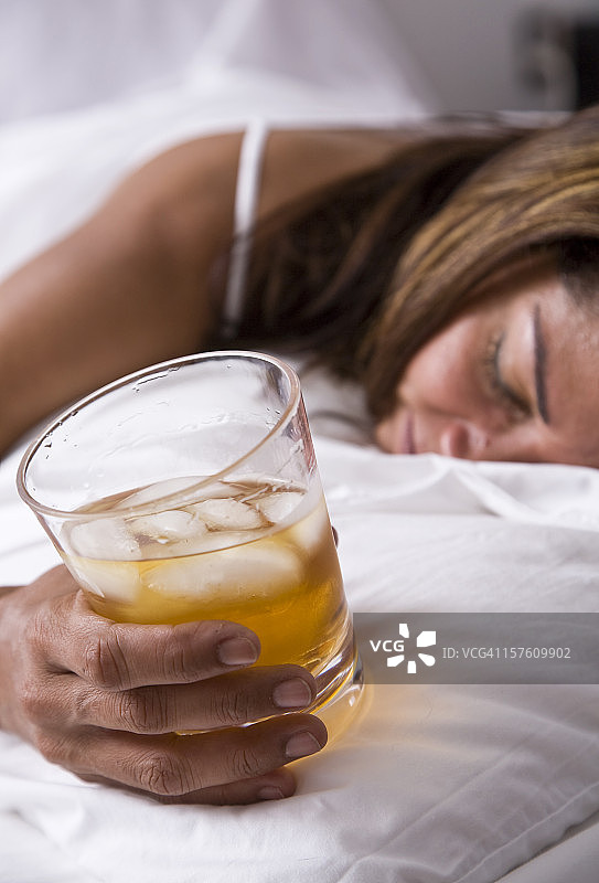 饮酒的女人图片素材