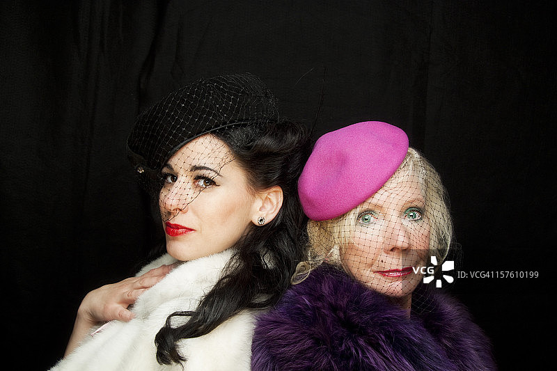 美丽富有的妇女和她的女儿在黑色图片素材