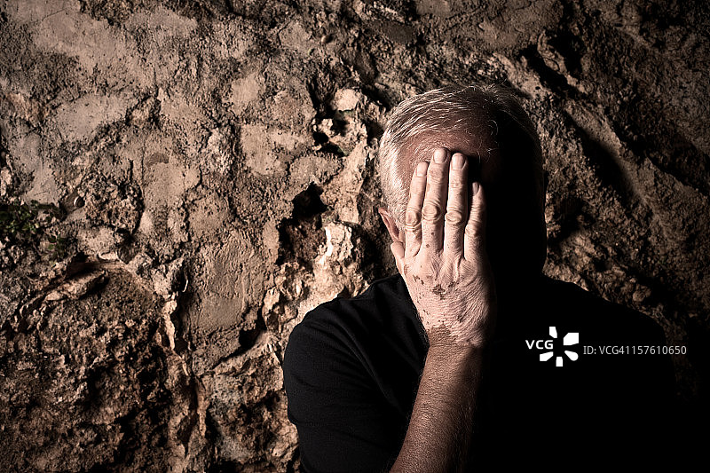 受白癜风影响的绝望男人图片素材