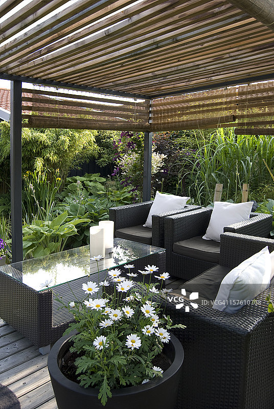 带凉棚和柳条沙发的现代花园图片素材