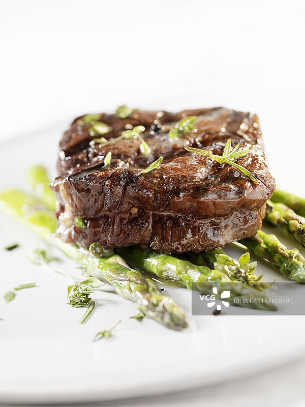 多汁的鱼片牛排配芦笋图片素材