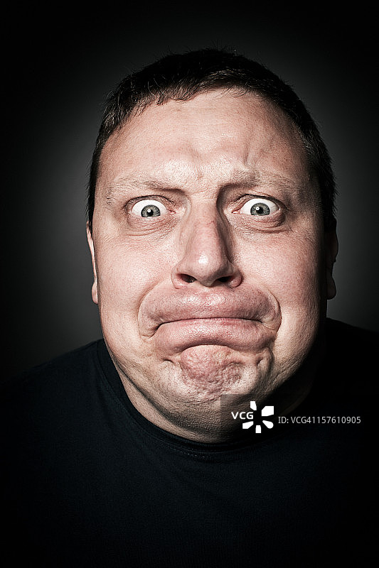 强忍怒火的中年男人，工作室肖像图片素材
