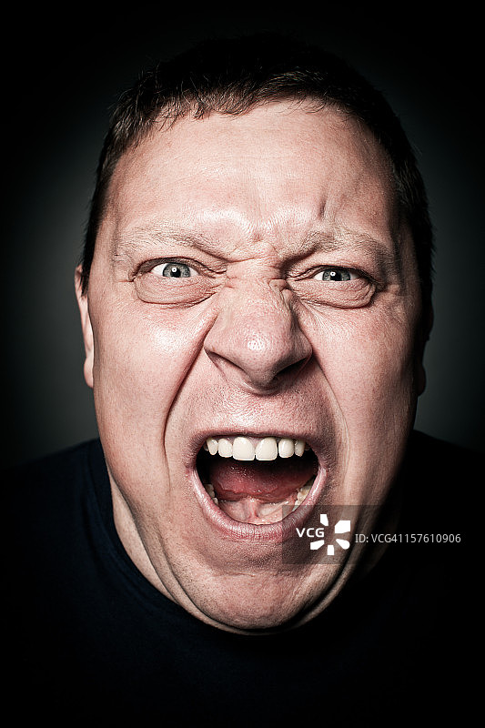 愤怒的喊叫中年男人，影棚肖像图片素材