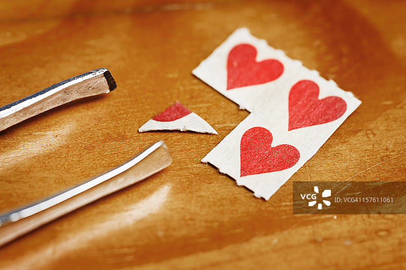 木头上的迷幻药胶囊和镊子图片素材