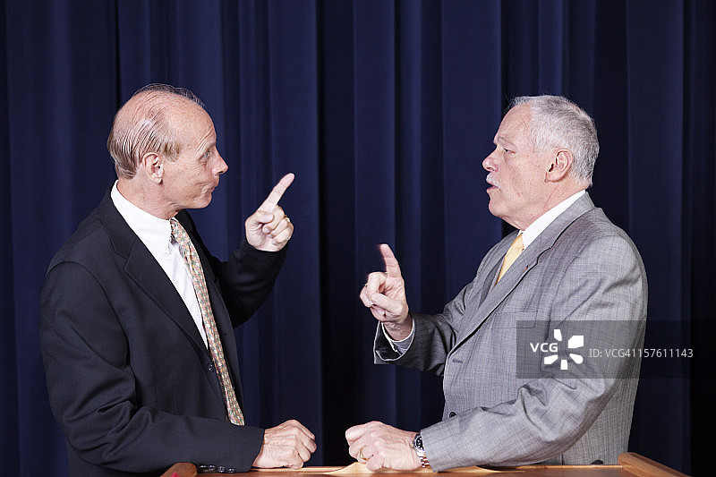 两名男性政治家在集会上争吵并互相指责图片素材