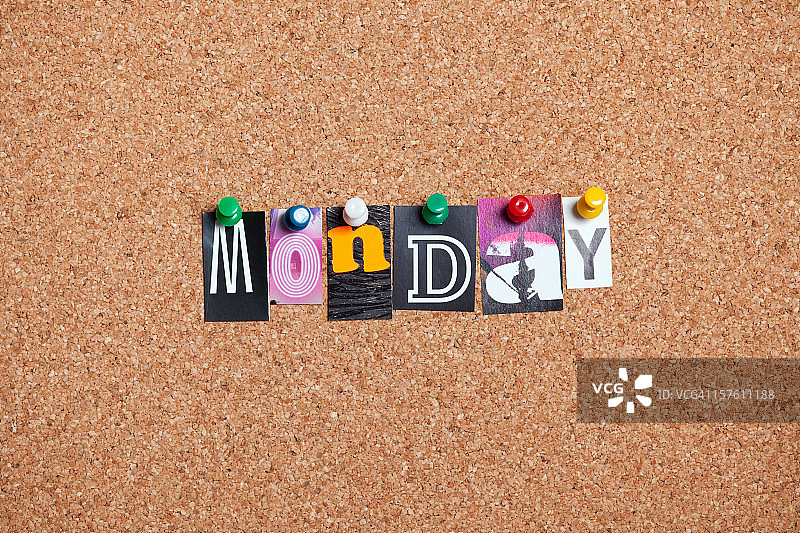 星期一钉在软木公告板上图片素材