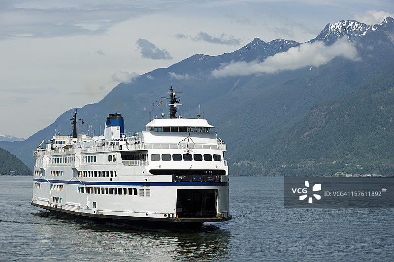 在丘陵环绕的水道中航行的渡轮图片素材