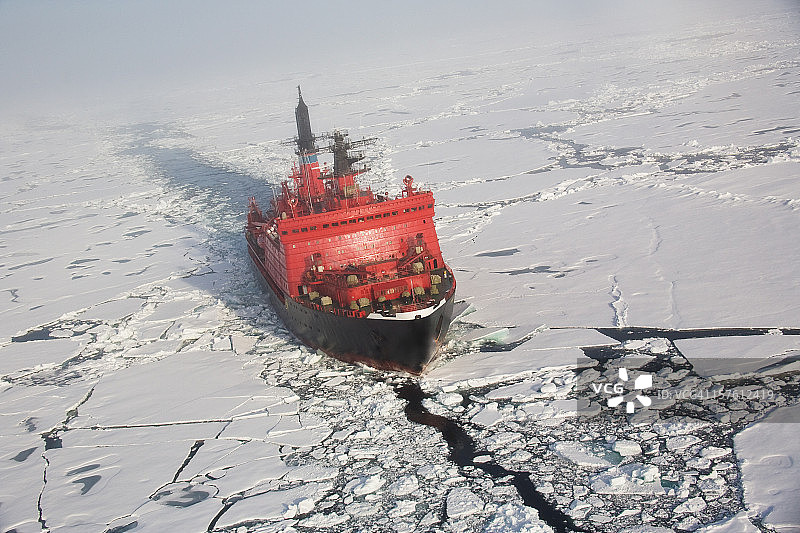 冰山水域中的一艘红色核动力破冰船图片素材