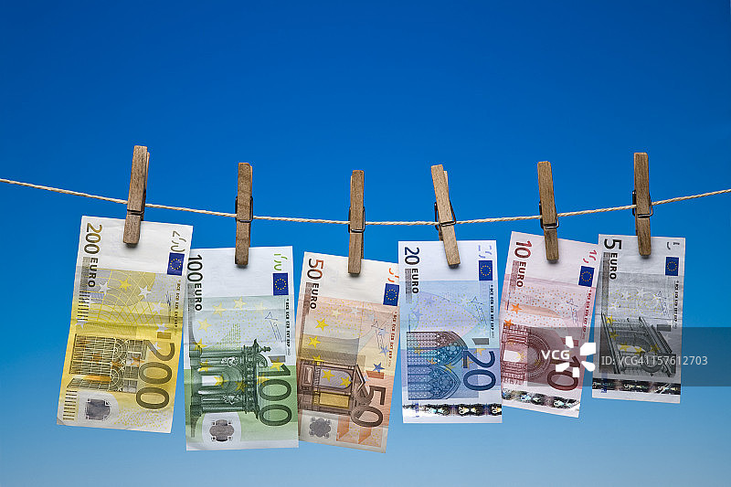 挂在晾衣绳上的欧元纸币图片素材