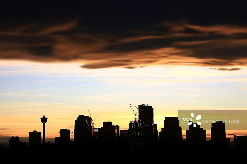 卡尔加里市中心与奇努克云图片素材