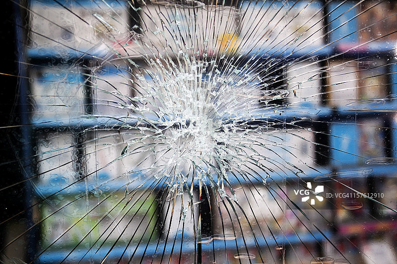 钢化玻璃的碎裂窗户图片素材