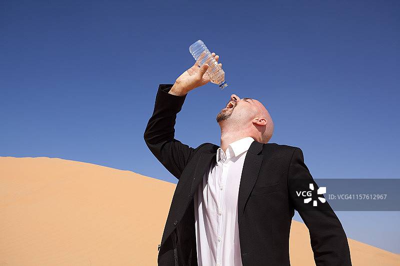 商人概念——瓶子里没水了图片素材