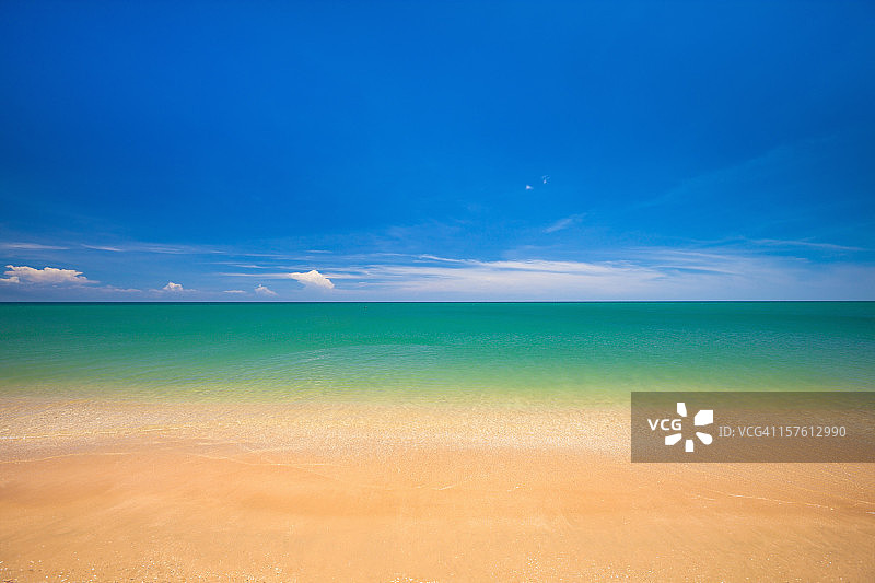 热带金色沙滩的宁静景色图片素材