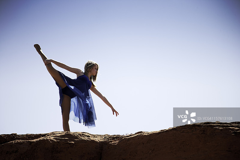 沙漠中的年轻芭蕾舞者图片素材