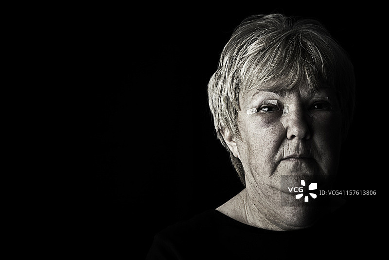 受伤的中年妇女图片素材