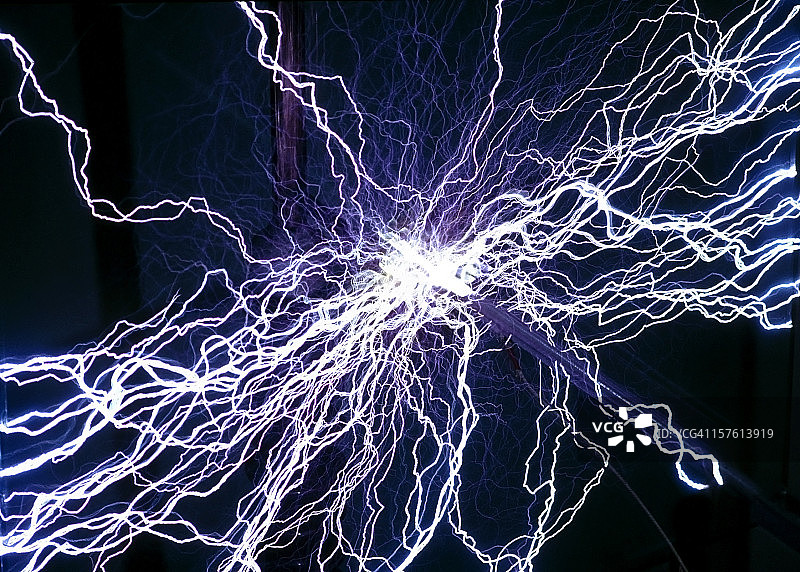 闪电袭击和电流放电图片素材
