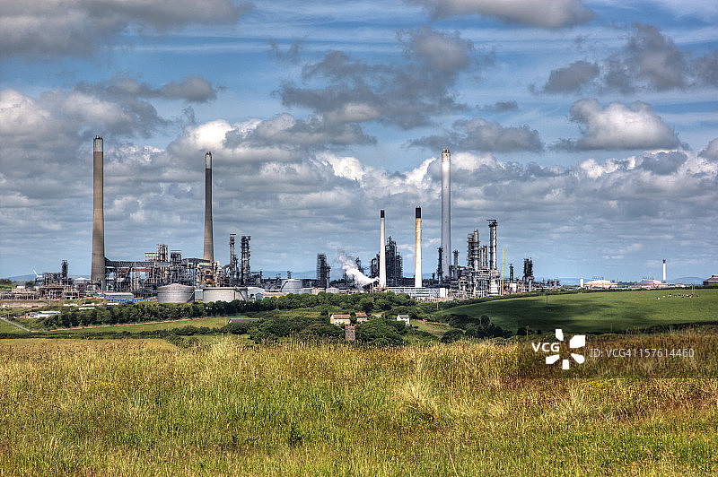 炼油厂与农田图片素材