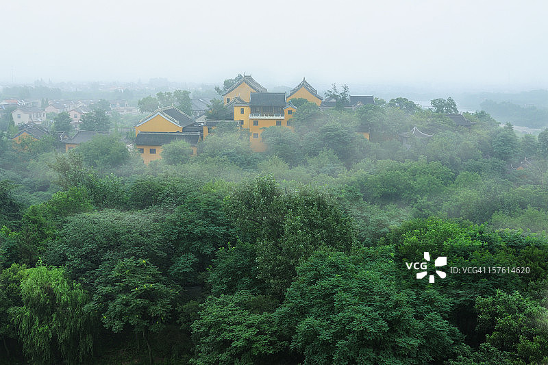 山上的佛教寺庙图片素材