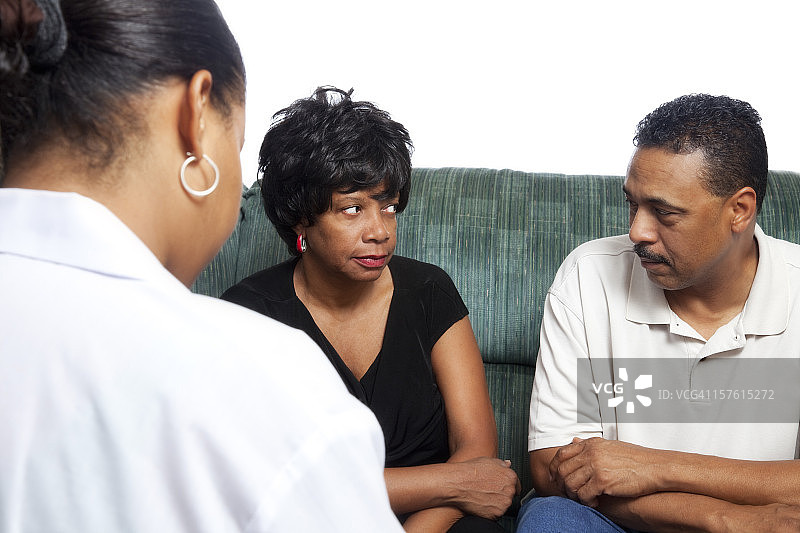 婚姻顾问面前不悦的非裔美国夫妇图片素材