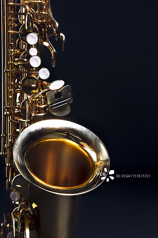 忧郁的蓝调：萨克斯与深蓝色背景图片素材