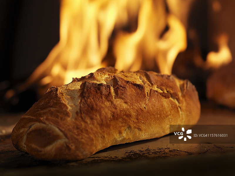 燃木烤箱中的酸面包图片素材