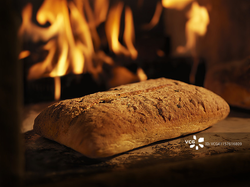 柴火烤箱中的佛卡夏面包图片素材