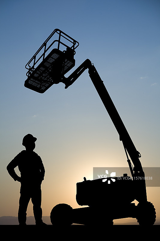 液压升降机与建筑工人图片素材