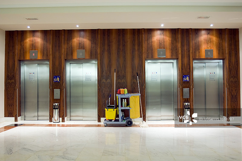 电梯旁的清洁手推车图片素材