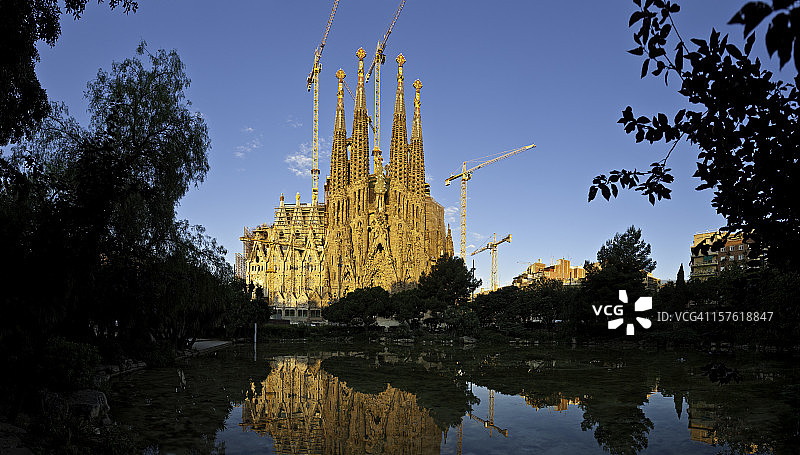 巴塞罗那圣家族教堂：高迪的加泰罗尼亚地标图片素材