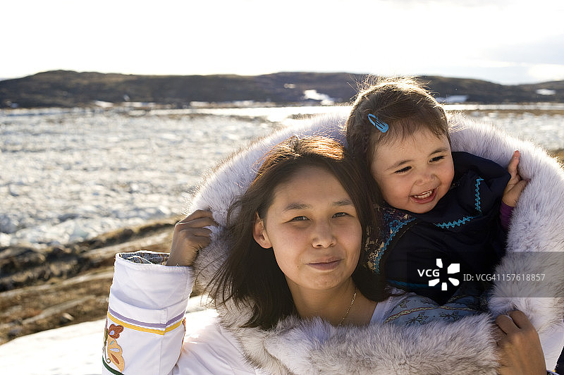 穿着传统服装的因纽特母女（巴芬岛，努纳武特地区）图片素材