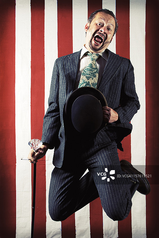 戴帽子的嘉年华男人，红白条纹背景图片素材