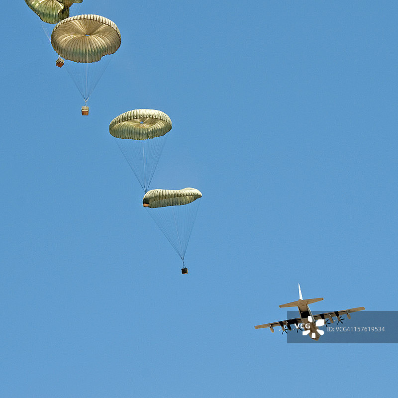 C130飞机空投图片素材
