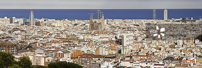 巴塞罗那空中地标城市景观：圣家堂与阿格巴塔地中海全景图片素材