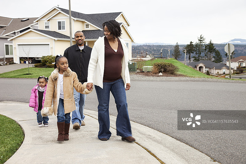 年轻家庭悠闲漫步图片素材