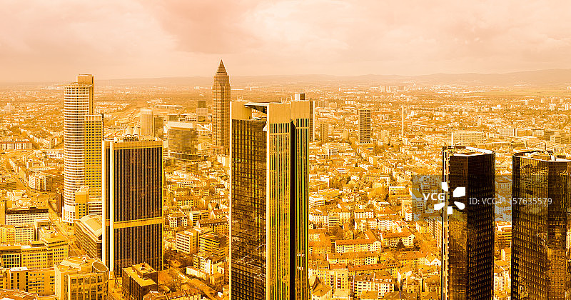 法兰克福市中心金融区天际线，金色时刻图片素材