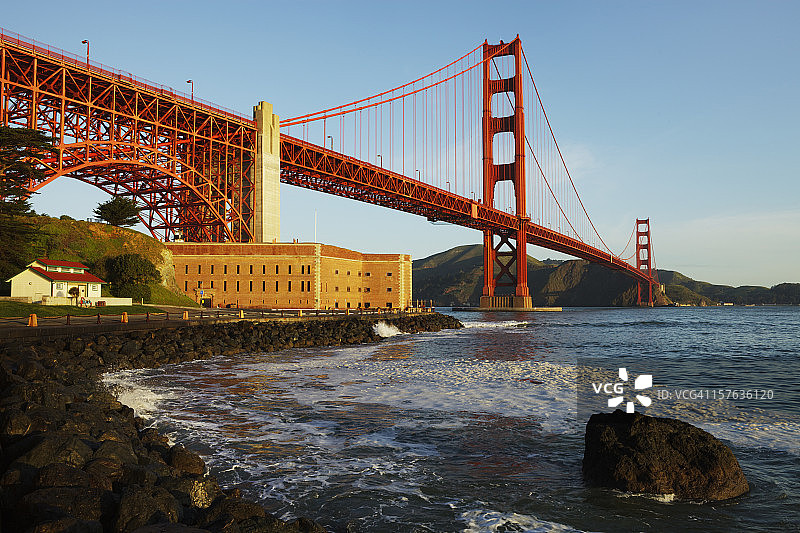 日出时分的风景如画的金门大桥图片素材