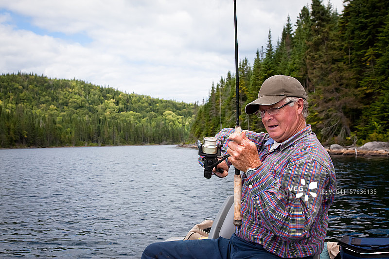 正在钓鱼的年长渔夫图片素材