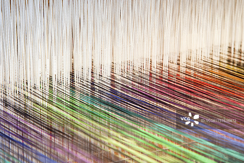 织布机上的彩色线图片素材