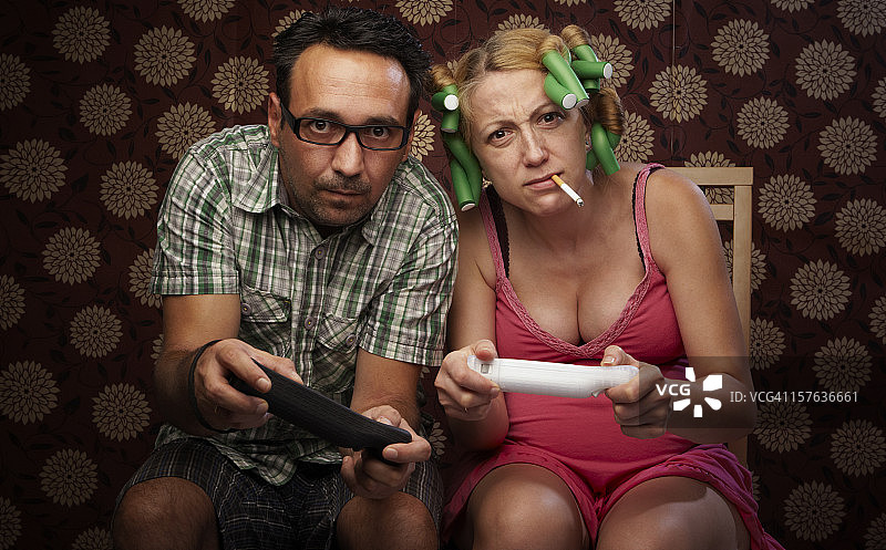 夫妻一起玩电子游戏图片素材