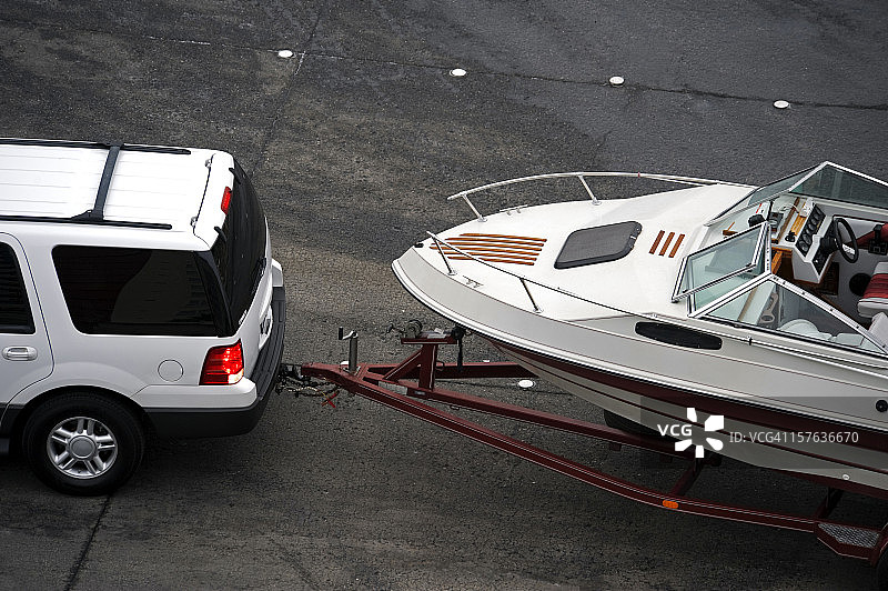 白色SUV拖着白色快艇图片素材