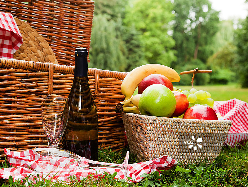 摆放食物的野餐桌图片素材