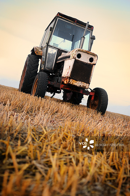 旧拖拉机图片素材