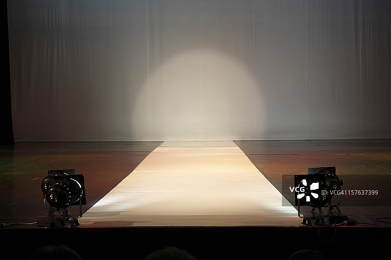 空旷的T台舞台灯光图片素材