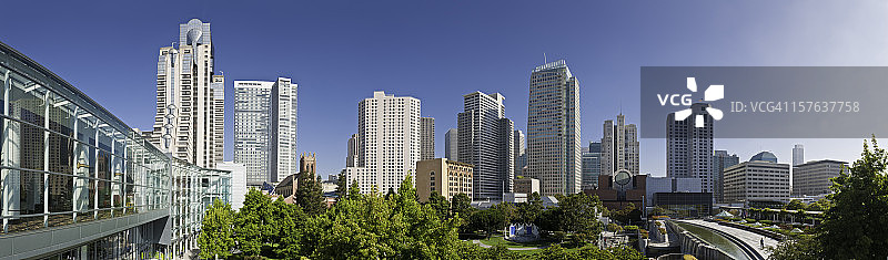 旧金山市区摩天大楼耶尔巴布埃纳花园广场全景，加利福尼亚州图片素材