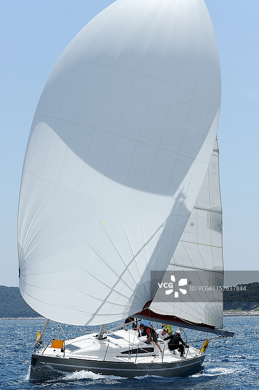 帆船队在帆船赛中使用球帆图片素材