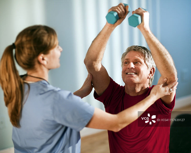 与女理疗师一起工作的中年男人图片素材