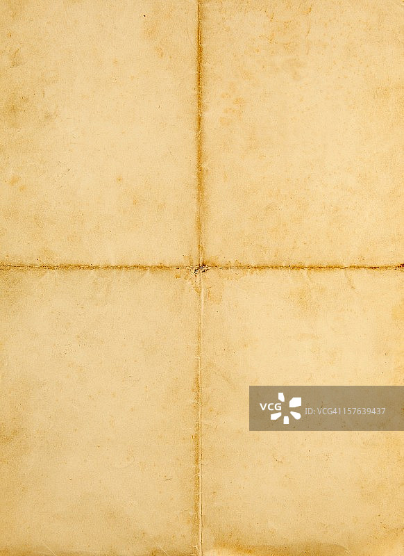 白色背景上的旧式四折A4纸图片素材